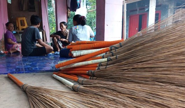 Sapu Lidi Sebagai Pendukung Utama Ekonomi Masyarakat Sindanghela