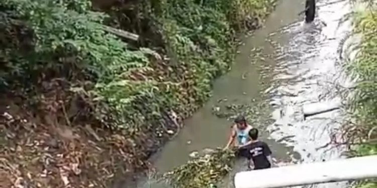 Warga Sukadana Kota Serang Lakukan Bersih-bersih Sungai Tudingan Penyebab Banjir
