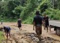 Warga Lebak Perbaiki Jalan Secara Swadaya Karena Kecewa dengan Kondisi Jalan Rusak