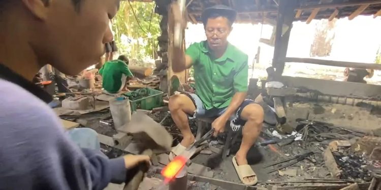 Pengrajin Pisau Tradisional di Lebak Ramai Pesanan Menjelang Idul Adha