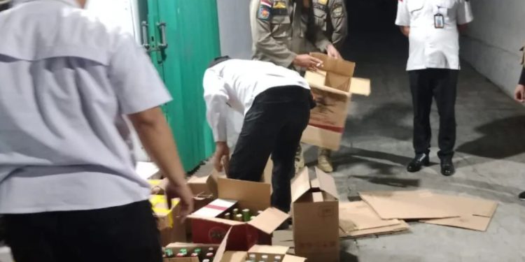 Razia Jamu, Satpol PP Cilegon Amankan Ratusan Botol Minuman Beralkohol