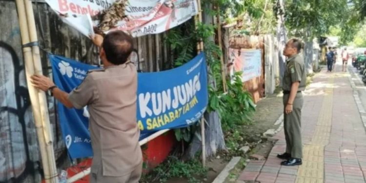 Penertiban Spanduk Ilegal di Jalan Utama Kota Tangerang oleh Satpol PP