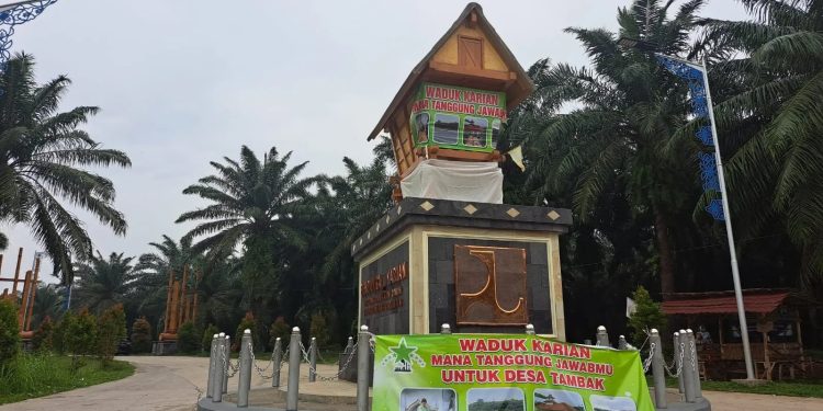 Lahan dan Bangunan Belum Dibayar, Warga Tambak Pasang Spanduk di Waduk Karian