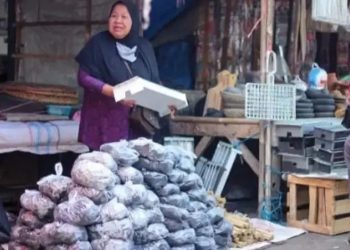 Peningkatan Drastis Penjual Arang dan Tusuk Sate di Lebak saat Berkah Idul Adha