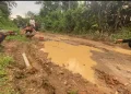 Warga Jayasari Mancing di Jalan Rusak untuk Sindir Pemkab Lebak
