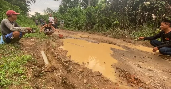 Warga Jayasari Mancing di Jalan Rusak untuk Sindir Pemkab Lebak