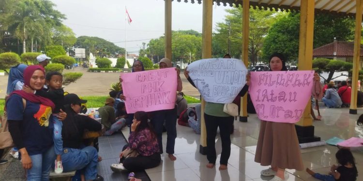 Istri Mantan Pegawai Geruduk Rumah Dinas Walikota Cilegon