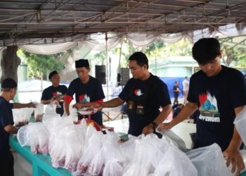 Distribusi 5000 Paket Daging Kurban di Masjid Raya Al-A’zhom Kota Tangerang