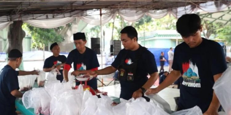 Distribusi 5000 Paket Daging Kurban di Masjid Raya Al-A’zhom Kota Tangerang