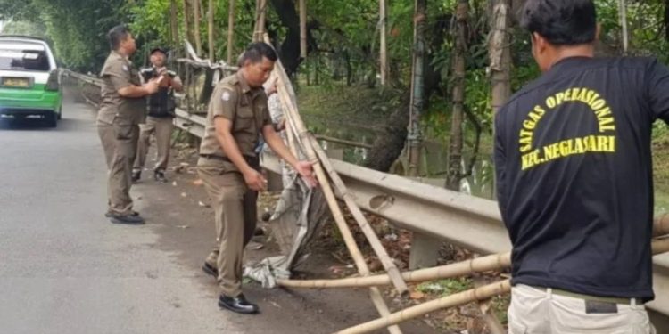 Trantib Neglasari Tangerang Tindak Reklame Komersil Tanpa Izin