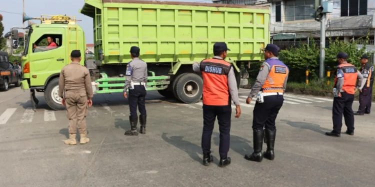 Parkir Liar Sebabkan Kemacetan di Pintu Tol Balaraja, Tim Gabungan Ambil Tindakan Tegas