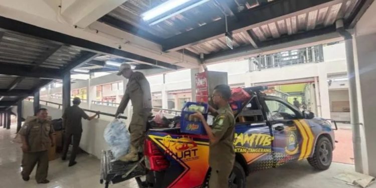 Petugas Trantib Kecamatan Tangerang Bersama Pindahkan Dagangan ke Pasar Anyar