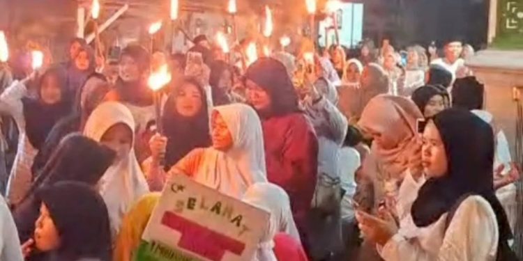 Warga Tangsel Rayakan Tahun Baru Islam dengan Pawai Obor Meriah