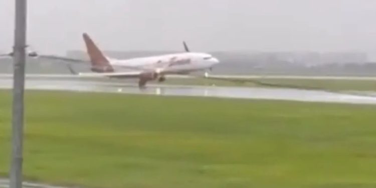 Pesawat Mendarat Miring di Bandara Soekarno-Hatta Tangerang