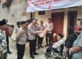 Penyerahan Kunci Bedah Rumah untuk Purnawirawan Polri oleh Wakapolres Serang