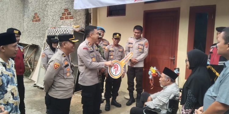 Penyerahan Kunci Bedah Rumah untuk Purnawirawan Polri oleh Wakapolres Serang