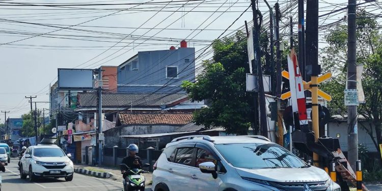 Palang Pintu Kereta Ciceri Serang Patah Diterobos Mobil Petugas Jaga Manual