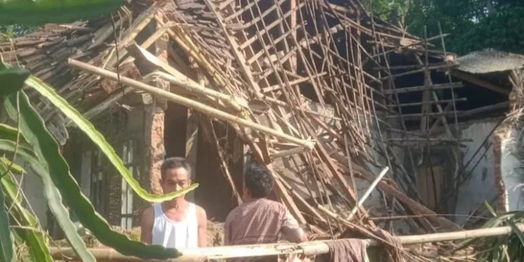Rumah Warga di Gunung Sari Kabupaten Serang Ambruk Akibat Angin Kencang