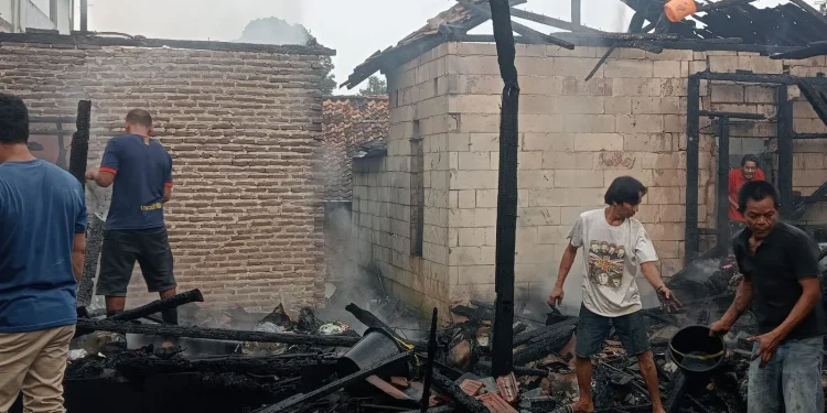 Korsleting Listrik Mengakibatkan Kebakaran 2 Rumah di Kuranten Pandeglang