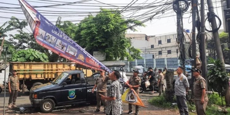Tertibkan Spanduk Liar di Kecamatan Larangan Kota Tangerang