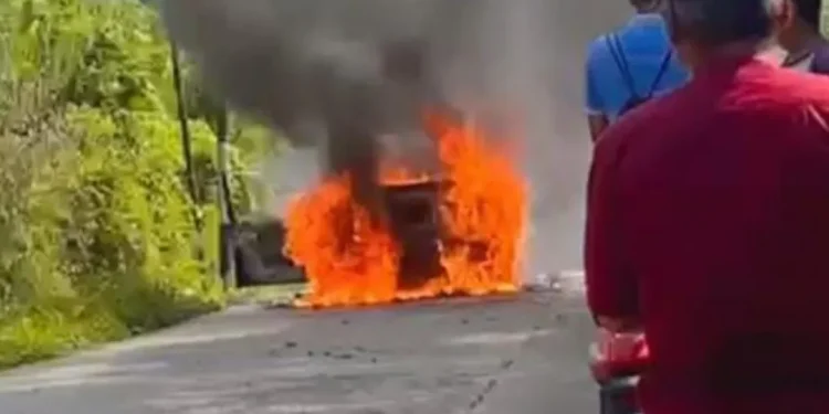 Mobil Sedan di Lebak Terbakar Diduga Karena Korsleting pada Mesin