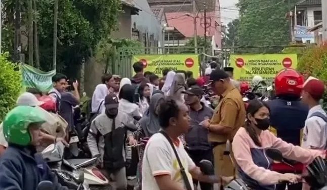 Akses SMPN 17 dan SMAN 6 Tangsel Diblokade, Siswa Terpaksa Berjalan Kaki