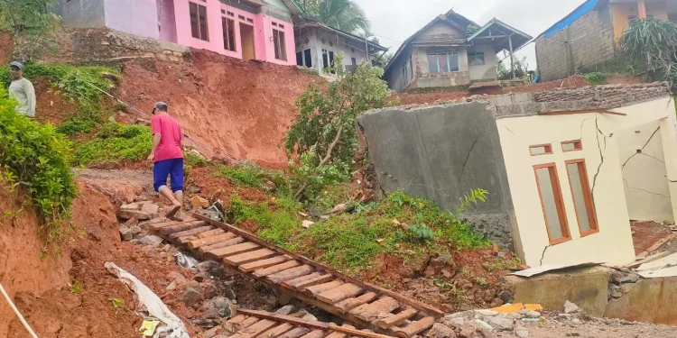 9 Rumah Hancur Karena Pergerakan Tanah di Girimukti Lebak