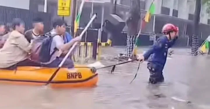 Cuaca Ekstrem di Tangerang, Beberapa Titik Terendam Banjir dan Pohon Tumbang