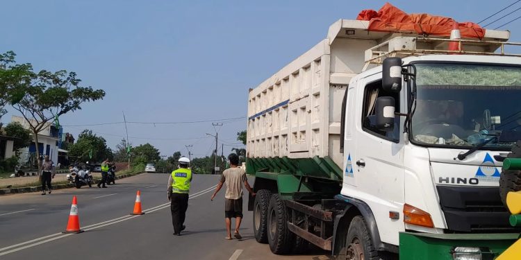 Arahan Korlantas Ditunggu, Polda Banten Belum Tindak Kendaraan Overload