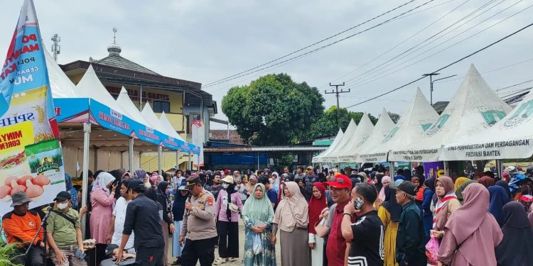 Ribuan Warga Serbu Bazar Pangan Murah di Cikande