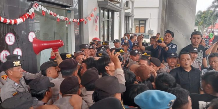 Aliansi Warga Sipil Demo Tolak Kerjasama Pengelolaan Sampah Pandeglang dan Tangsel