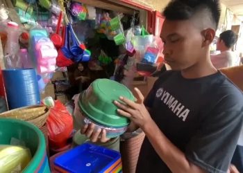 Omzet Penjual Perabotan Bahan Plastik di Lebak Meroket saat HUT RI
