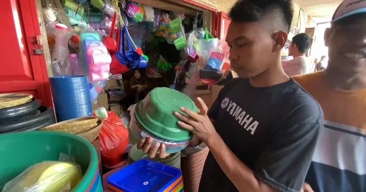 Omzet Penjual Perabotan Bahan Plastik di Lebak Meroket saat HUT RI
