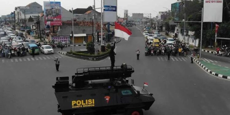 Warga Berjiwa Patriot di Banten Kibarkan Bendera di Persimpangan Kota Serang
