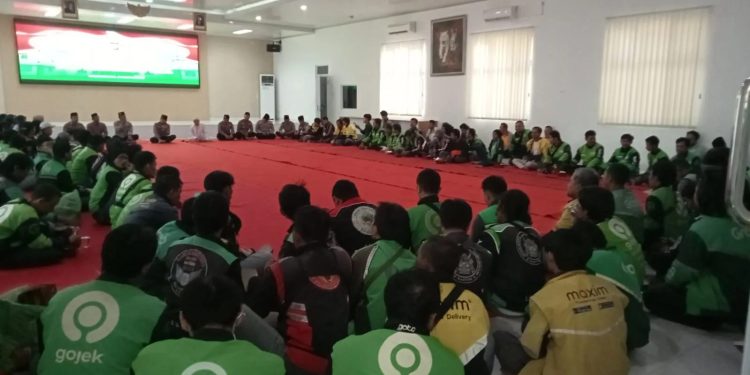 Insiden Terlindas Rantis Polisi, Ratusan Ojol Rangkasbitung Gelar Doa Bersama