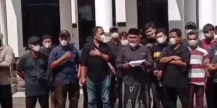 Warga Bangkonol Geruduk DPRD Pandeglang Tolak Impor Sampah