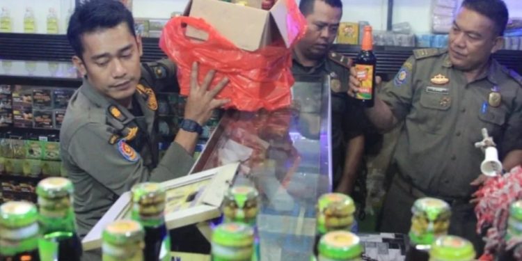 Razia Satpol PP Amankan 181 Botol Miras di Kota Tangerang