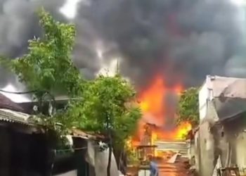 Limbah Busa Terbakar di Pasar Kemis Tangerang