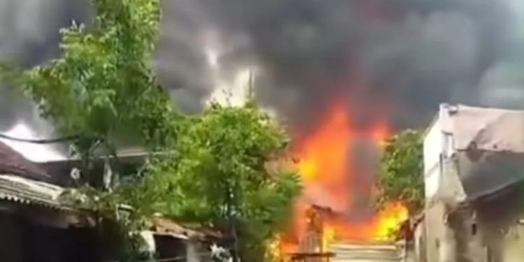 Limbah Busa Terbakar di Pasar Kemis Tangerang