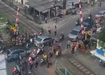 Polisi Kocar-Kacir Dikejar Massa Demo di Serang Bukan Adegan Film