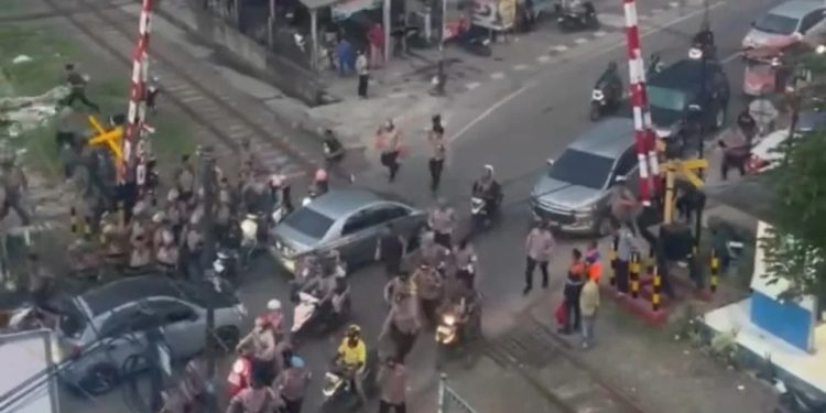 Polisi Kocar-Kacir Dikejar Massa Demo di Serang Bukan Adegan Film