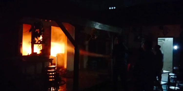 Kebakaran Kafe Nostalgia di Kota Serang Mengakibatkan Dua Orang Luka Bakar