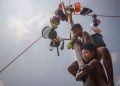 5 Tips Aman Ikut Lomba Panjat Pinang Agar Seru dan Terhindar dari Cedera