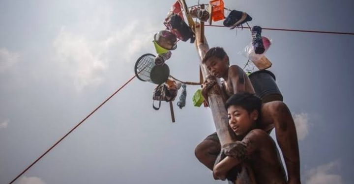 5 Tips Aman Ikut Lomba Panjat Pinang Agar Seru dan Terhindar dari Cedera