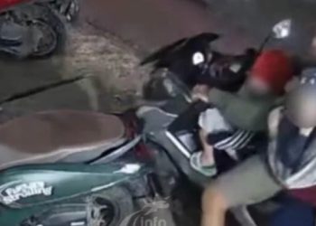 Pasutri di Cerendeu Tangsel Mencuri Helm Terrekam CCTV