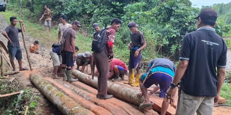 Warga Batuhideung Pandeglang Desak Pemerintah Perbaiki Jembatan yang Rusak