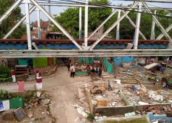 Bangunan Liar di Jalur KA Rangkasbitung – Jambu Dibongkar Secara Sukarela