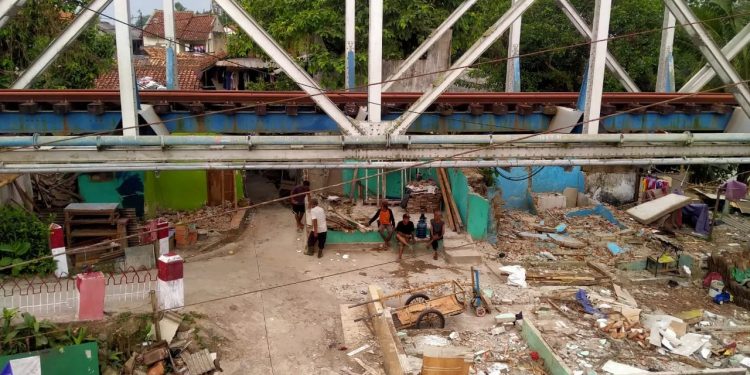 Bangunan Liar di Jalur KA Rangkasbitung – Jambu Dibongkar Secara Sukarela