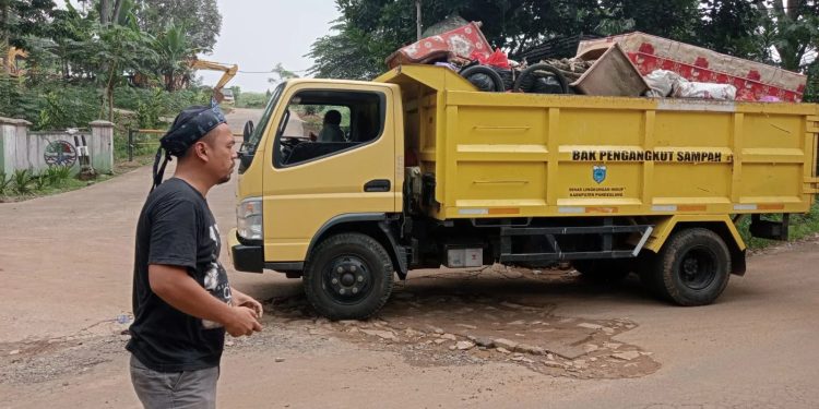 Warga Bangkonol Tolak Mobil Pengangkut Sampah dari Jakarta