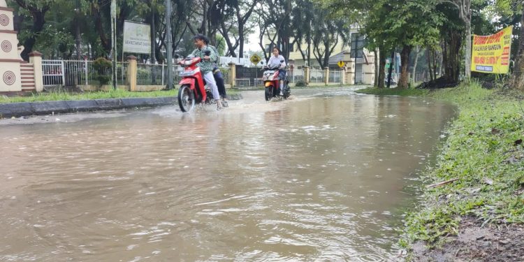 Hujan Deras Mengakibatkan Beberapa Titik di Kota Serang Terendam Banjir